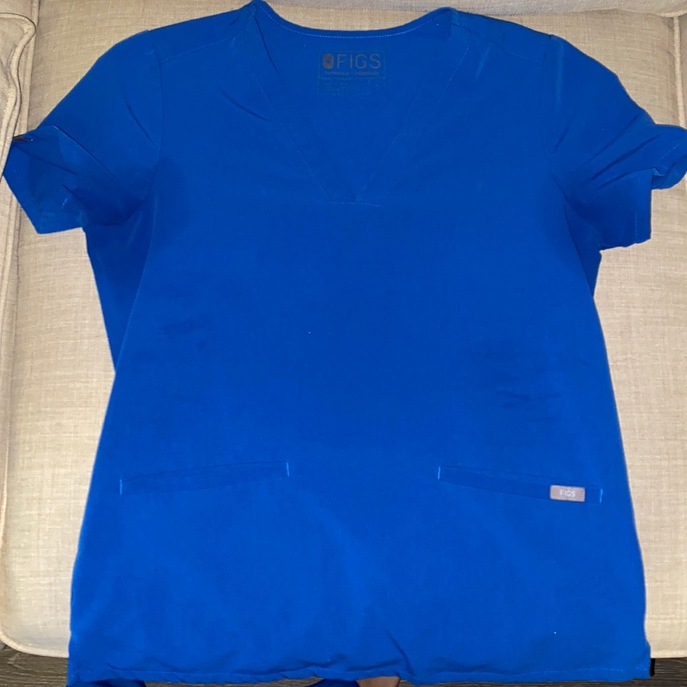 Figs 3-pocket scrub top